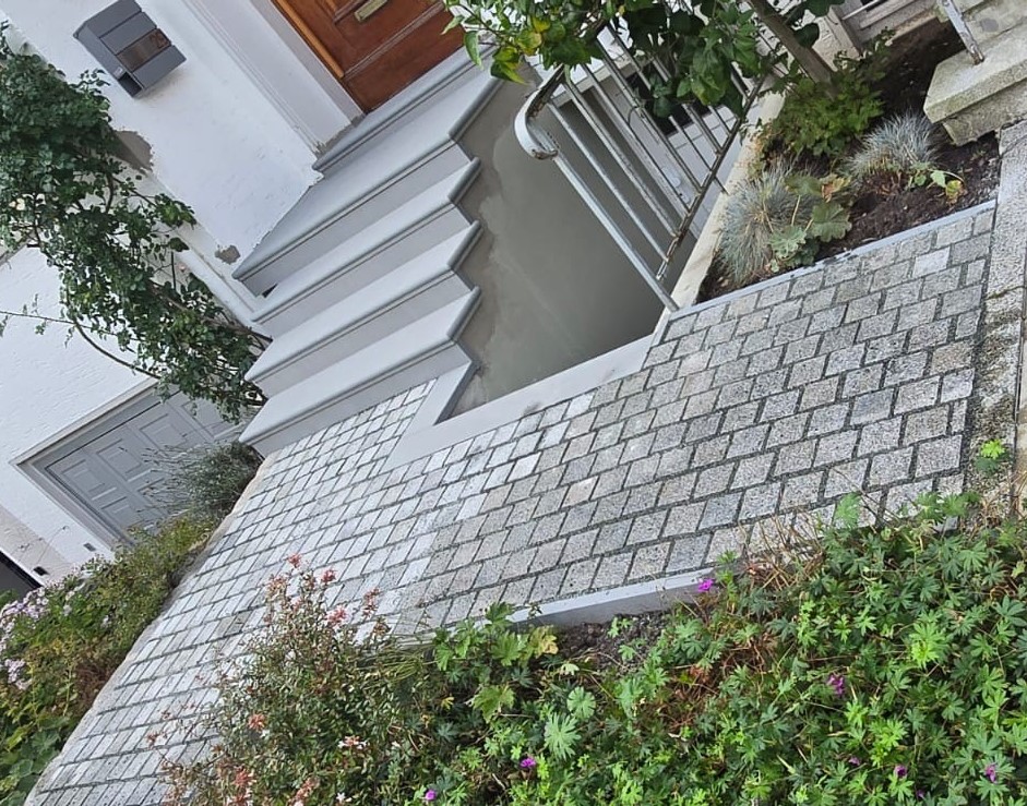 Aussentreppe im material Pietra Serena in Kombination mit Planpflaster